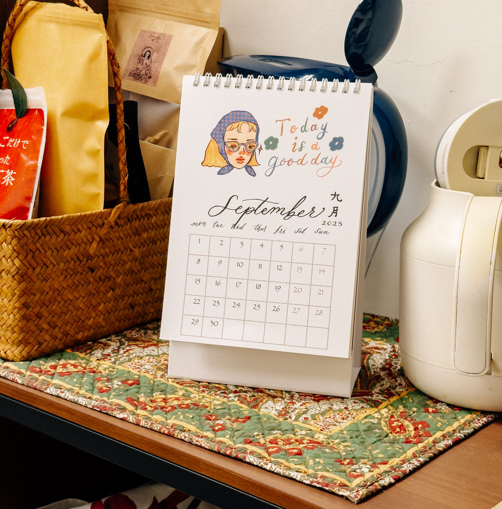 La Dolce Vita 2025 Triangle Monthly Desk Calendar