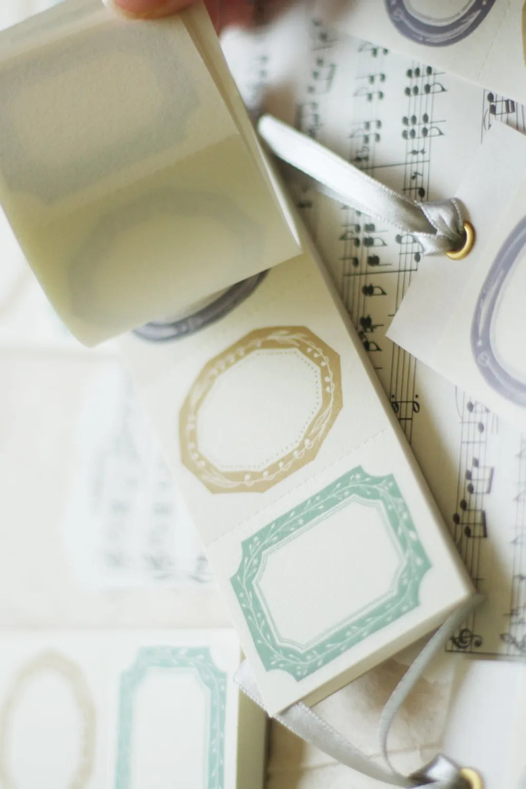 Loidesign Label Book - Collecting Spring Colors