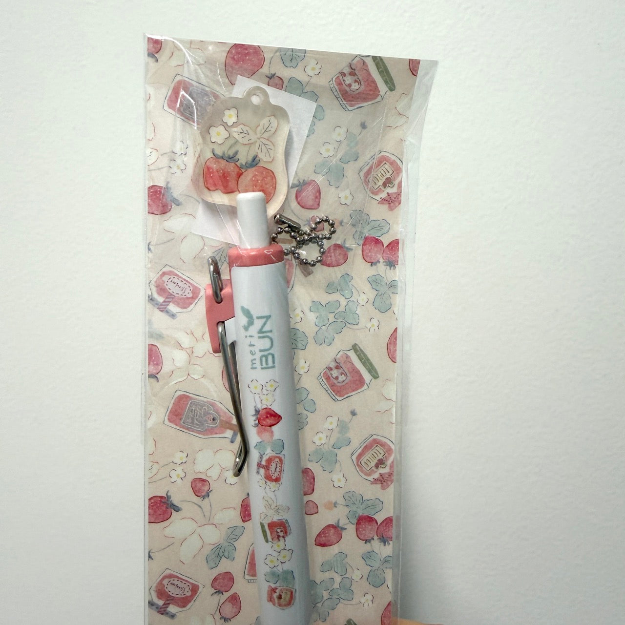 meriBun Uni-ball One Gel Pen with Charm, Strawberry Theme, 4 designs