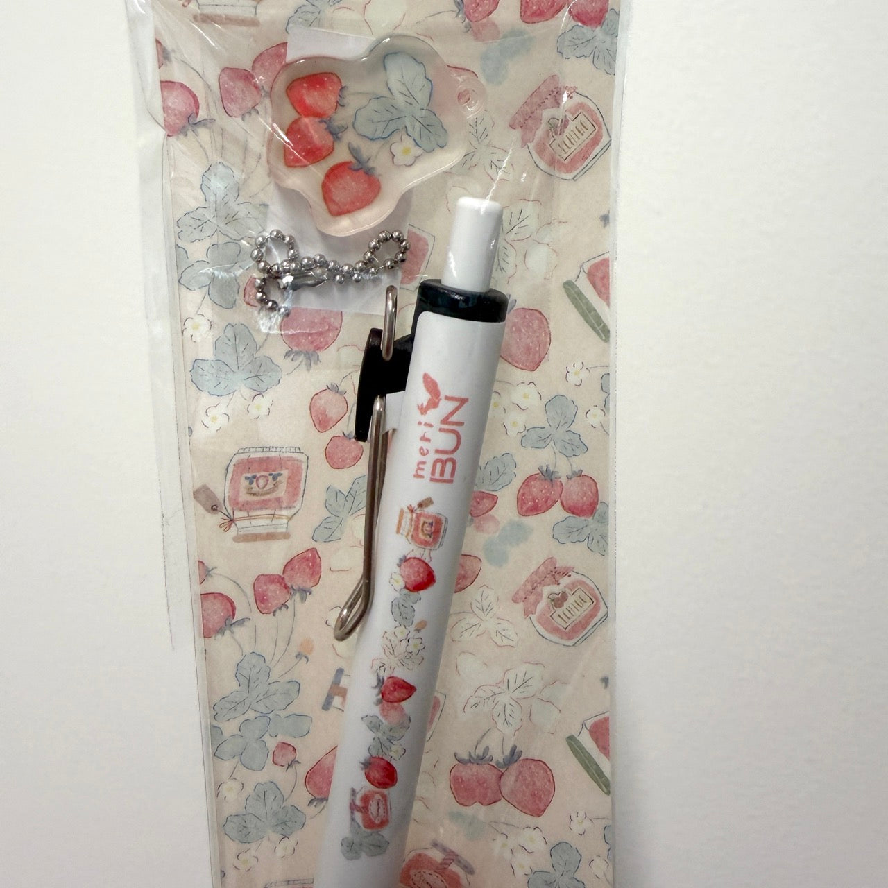 meriBun Uni-ball One Gel Pen with Charm, Strawberry Theme, 4 designs