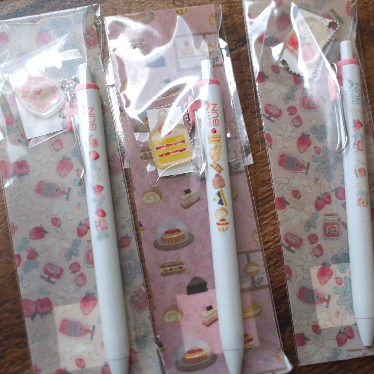 meriBun Uni-ball One Gel Pen with Charm, Strawberry Theme, 4 designs