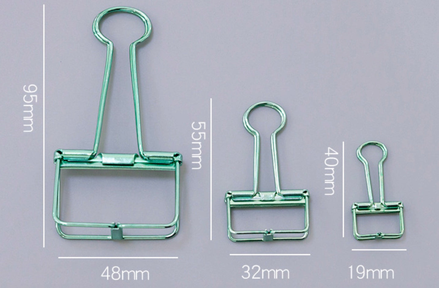 Shown three different sizes of metallic paper clips, from left to right, large (95mm *48mm), Medium (55mm *32mm), Small (40mm *19mm) 